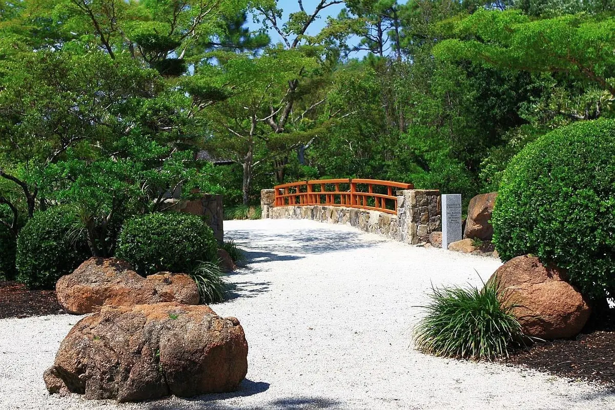 How to Lay a Gravel Path in a UK Garden